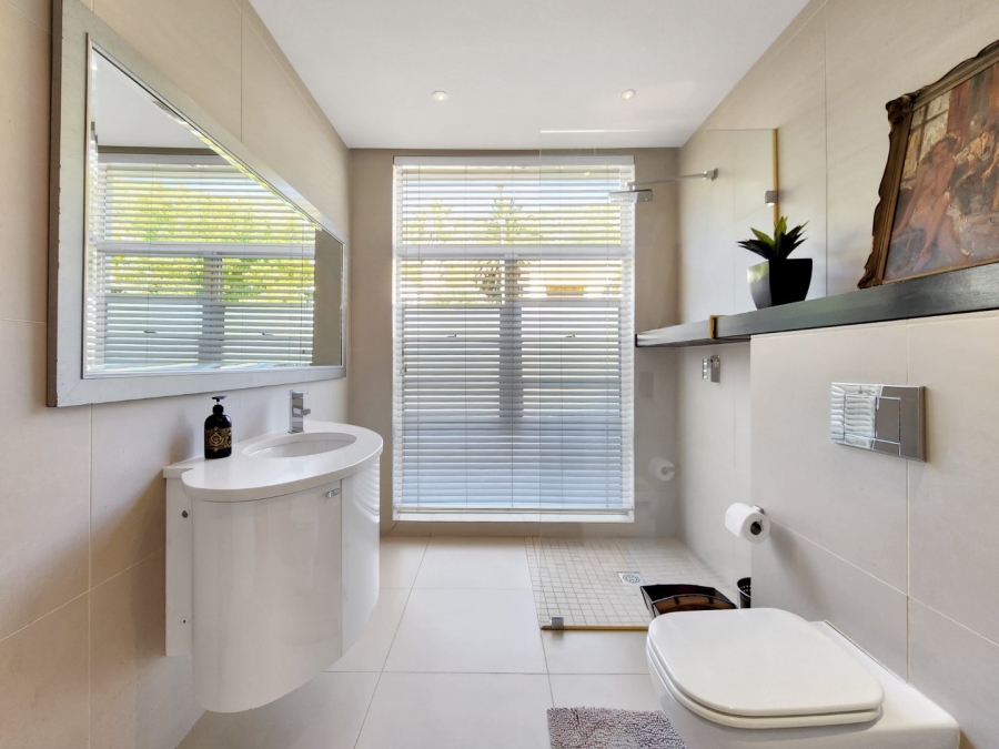 5 Bedroom Property for Sale in Fresnaye Western Cape
